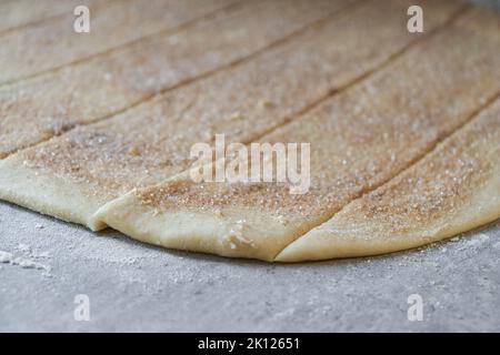 preparazione della pasta per dolci alla cannella, burro con zucchero e cannella Foto Stock