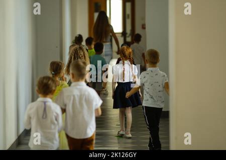 I bambini ucraini iniziano un nuovo anno di scuola. Foto Stock