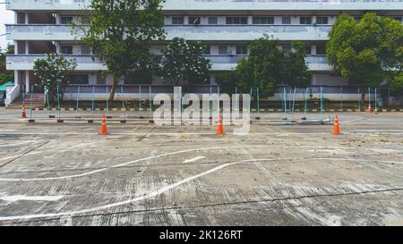 Test di guida e area di addestramento con test di simulazione per patente di guida. Scuola di guida pratica zona di traffico con pole segnaletica e coni arancioni e la strada Foto Stock
