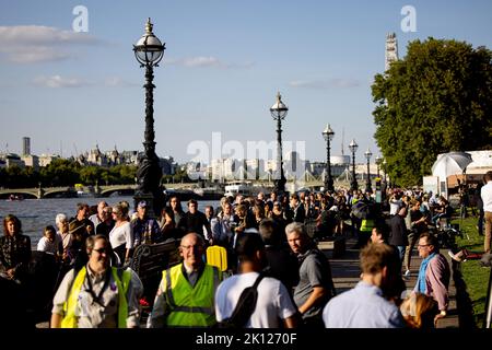 Londra, Regno Unito. 14th Set, 2022. I lutto fanno la fila di fronte al Parlamento britannico per la sdraiata della regina Elisabetta II al Palazzo di Westminster. Le autorità si aspettavano che la coda per la sdraiata della regina Elisabetta II al Palazzo di Westminster fosse lunga 10 miglia fino a Bermondsey e attirasse un milione di persone. Il governo del Regno Unito ha rilasciato un tracker per dire al pubblico quanto tempo richiederà la coda. Credit: SOPA Images Limited/Alamy Live News Foto Stock