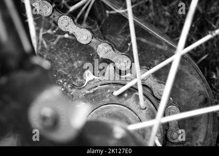 foto in bianco e nero di una vecchia bici spazzatura che è stata scaricata probabilmente da uno studente che la rubò da un pub dopo aver bevuto una notte fuori Foto Stock