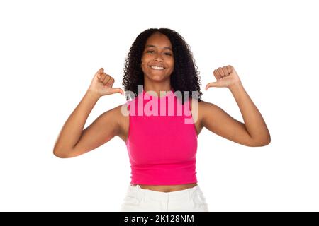 Ehi, io, di chi hai bisogno. Ritratto di felice ed entusiasta bella-guardando ragazza con pelle scura e capelli afro sorridendo gioiosamente isolato su un bianco backgroun Foto Stock