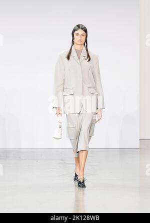 New York, New York, Stati Uniti. 14th Set, 2022. Pista di Model Walks per la sfilata della settimana di moda DEVEAUX Primavera/Estate 2022 allo Sptring Studios (Credit Image: © Lev Radin/Pacific Press via ZUMA Press Wire) Foto Stock