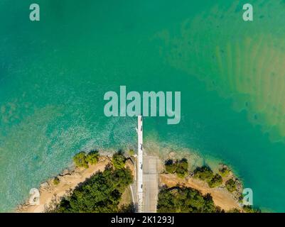 Vista aerea del drone sul molo di Grasstree Beach Queensland Australia sulla marea entrante che mostra il colore verde dell'acqua. Foto Stock