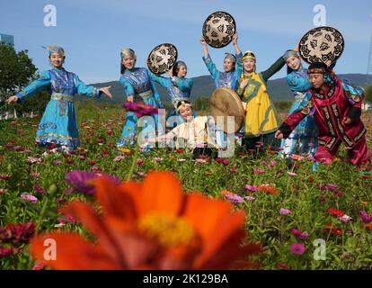 (220915) -- HARBIN, 15 settembre 2022 (Xinhua) -- Shang Meihan (2nd R) prova una danza con altri esecutori nel villaggio etnico di Hezhe di Zhuaji nel comune di Wusu della città di Fuyuan, provincia di Heilongjiang nella Cina nord-orientale, 4 settembre 2022. Gli Hezhes sono uno dei più piccoli gruppi etnici minoritari della Cina. Vivono principalmente con la caccia e la pesca nelle pianure della provincia di Heilongjiang, nel nord-est della Cina. Shang Meihan è una giovane donna del gruppo etnico di Heze. Mentre lavora come un funzionario pubblico nella città di Wusu, il vecchio di 25 anni è anche un "ambasciatore culturale" a tempo parziale. Nel suo tempo libero, vol Foto Stock