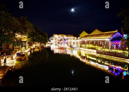 Suzhou, Suzhou, Cina. 15th Set, 2022. Il 9 settembre 2022, l'antica città di Tongli nel distretto di Wujiang, nella città di Suzhou, nella provincia di Jiangsu, ha uno stile diverso durante la notte. Si trova nella città antica di Tongli, nel distretto di Wujiang, nella città di Suzhou, nella provincia di Jiangsu. Le lanterne brillano, gli antichi edifici brillano, le acque limpide circondano e riflettono le pareti bianche e le piastrelle blu, che delineano una bella immagine come un sogno di Jiangnan. La città antica di Tongli fu costruita nella dinastia Song. Ci sono molti giardini, templi, palazzi ed ex residenze di celebrità nel Foto Stock