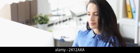 Donna d'affari o consulente del direttore lavora in ufficio al calcolatore Foto Stock