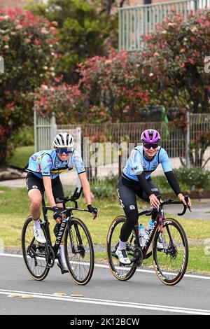 Julie Van de velde Belga e Lotte Kopecky belghe hanno raffigurato nel corso di un allenamento in vista del prossimo UCI Road World Championships in bicicletta, a Wollongong, Australia, giovedì 15 settembre 2022. I Mondi si svolgono dal 18 al 25 settembre. FOTO DI BELGA DIRK WAEM Foto Stock