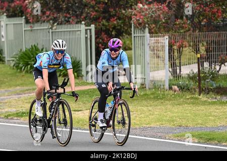 Julie Van de velde Belga e Lotte Kopecky belghe hanno raffigurato nel corso di un allenamento in vista del prossimo UCI Road World Championships in bicicletta, a Wollongong, Australia, giovedì 15 settembre 2022. I Mondi si svolgono dal 18 al 25 settembre. FOTO DI BELGA DIRK WAEM Foto Stock