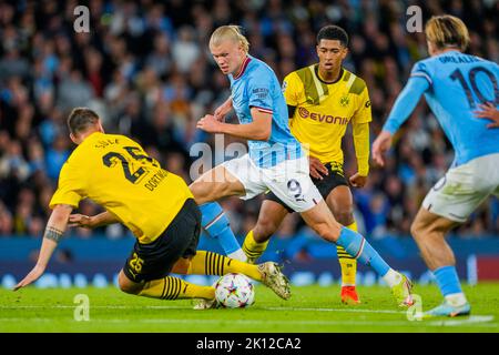 Manchester, Regno Unito 20220914. Erling Braut Haaland di Manchester City in duello con Niklas Süle e Jude Bellingham di Borussia Dortmund durante la partita di calcio della Champions League tra Manchester City e Borussia Dortmund all'Etihad Stadium. Foto: Fredrik Varfjell / NTB Foto Stock