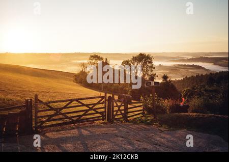 Alba sulla valle di Taw fotografata da High Bickington, North Devon, Inghilterra, Regno Unito. Foto Stock