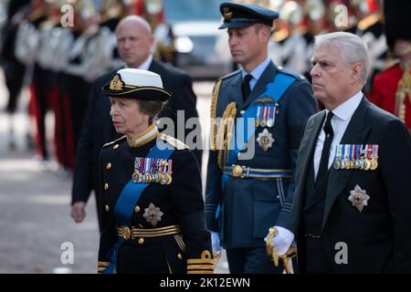 La bara che porta la Regina Elisabetta II fotografò lungo il Mall durante il suo viaggio da Buckingham Palace al Palazzo di Westminster. Foto Stock