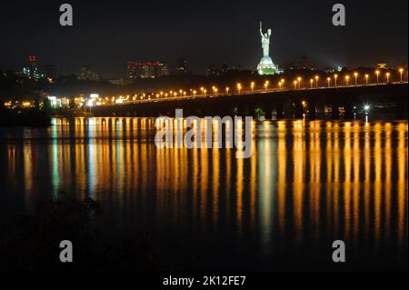 Vista al ponte di Paton dalla riva sinistra di Dnieper, Kyiv, Ucraina Foto Stock