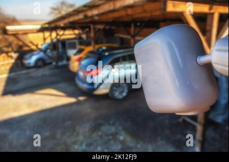 Telecamera di sorveglianza per il monitoraggio delle auto parcheggiate Foto Stock