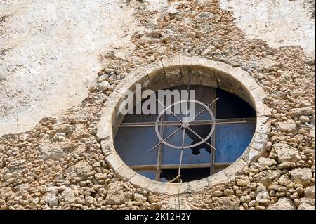 Finestra dormitorio della casa non identificata di Chania, Creta, Grecia Foto Stock