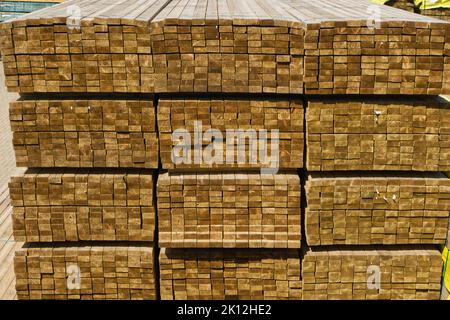Pile di legname importato a Shoreham Port, West Sussex, Inghilterra Foto Stock