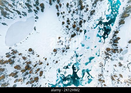 Vista aerea sul paesaggio invernale innevato con scudi di ghiaccio del fiume Otra congelato a Setesdal in Norvegia Foto Stock