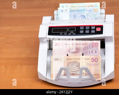 Denaro tunisino - Dinars in una macchina di conteggio Foto Stock