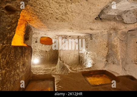 Sala illuminata nel villaggio sotterraneo di Kaymakli. Cappadocia, Turchia Foto Stock
