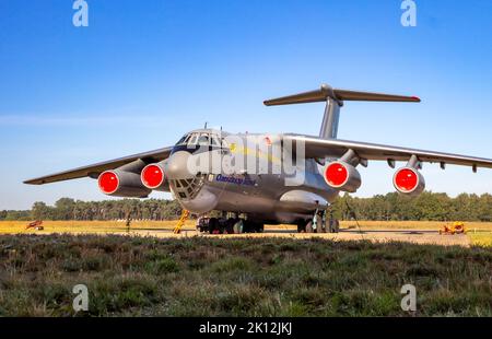 Aereo di trasporto dell'Ukrainian Air Force Ilyushin il-76 nel asfalto della Kleine-Brogel Airbase. Belgio - 14 settembre 2019 Foto Stock