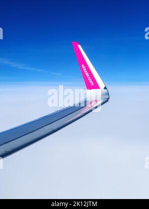 Malmo, Svezia - 22 agosto 2022: Ala sinistra dell'aereo WizzAir dopo il decollo sopra l'aeroporto di Malmo Sturup in direzione Belgrado, Serbia Foto Stock
