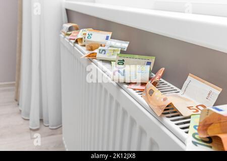 Denaro vicino al radiatore. Approvvigionamento di energia costoso. Foto Stock