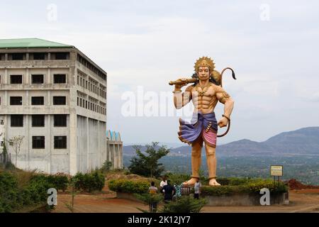 Statua di Lord Hanuman a Samarth Shrushti, Sajangad Rd, Satara, Maharashtra, India Foto Stock