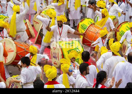 Ramanbaug Dhol Tasha Pathak giocatori di Kasba Ganpati, Pune, Maharashtra, India Foto Stock