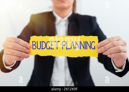 Ispirazione che mostra il segno piano di Budget la descrizione scritta sulle spese correnti e future. Parola per la descrizione scritta su corrente e. Foto Stock