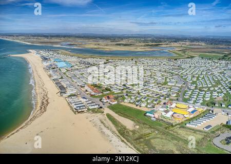 Aereo lungo la spiaggia di West Sands e resort caravan vacanza a Selsey nel Sussex occidentale accanto alla spiaggia e Medmery riserva naturale. Foto Stock