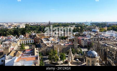 Vista sulla città, vista sulla città vecchia dalla torre la Giralda, vista sul tetto della Cattedrale di Siviglia con Real Alcazar de Sevilla, Andalusia, Spagna. Foto di alta qualità Foto Stock