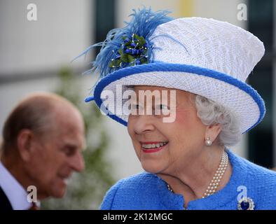 S.A.R. REGINA ELISABETTA II INSIEME CON S.A.R. PRINCIPE FILIPPO IL DUCA DI EDIMBURGO A OFFICAIL APERTURA DEL NUOVO SUPER HOSPITAL A GLASGOW ... LA REGINA ELISABETTA U. Foto Stock