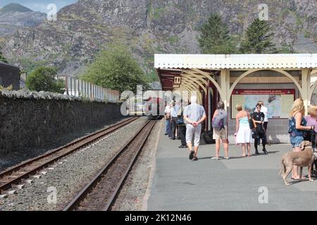 Il tratto ferroviario Ffestiniog e Welsh Highland si estende per 40 miglia attraverso lo Snowdonia National Park Foto Stock