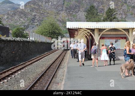 Il tratto ferroviario Ffestiniog e Welsh Highland si estende per 40 miglia attraverso lo Snowdonia National Park Foto Stock