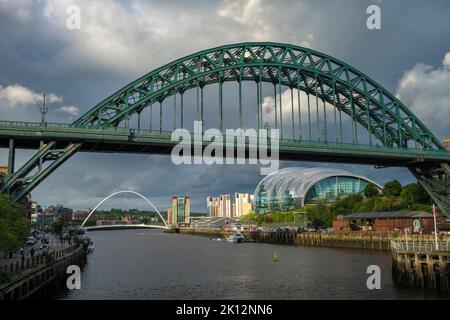 Tyne Bridge e Sage Centre a Newcastle in una tempesta di primavera Foto Stock
