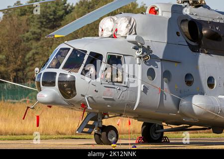 L'Aeronautica Croata mi-171Sh trasporta un elicottero sul asfalto della base aerea Kleine-Brogel. Belgio - 14 settembre 2019. Foto Stock