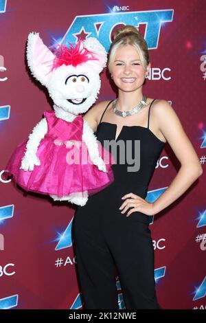 14 settembre 2022, Pasadena, CA, Stati Uniti d'America: LOS ANGELES - 14 SETTEMBRE: Darci Lynne Farmer, Petunia alla stagione 17 di America's Got Talent - Live Show Winner Red Carpet al Pasadena Sheraton Hotel il 14 settembre 2022 a Pasadena, CA (Credit Image: © Kay Blake/ZUMA Press Wire) Foto Stock