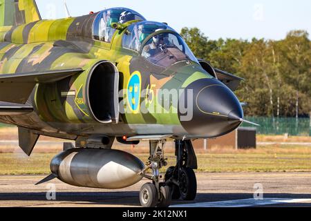 Ex forza aerea svedese Saab 37 Viggen caccia jet tassing dopo l'atterraggio a Kleine-Brogel Airbase. Belgio - 14 settembre 2019. Foto Stock