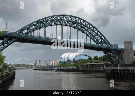 Tyne Bridge e Sage Centre a Newcastle in una tempesta di primavera Foto Stock
