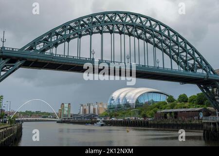 Tyne Bridge e Sage Centre a Newcastle in una tempesta di primavera Foto Stock