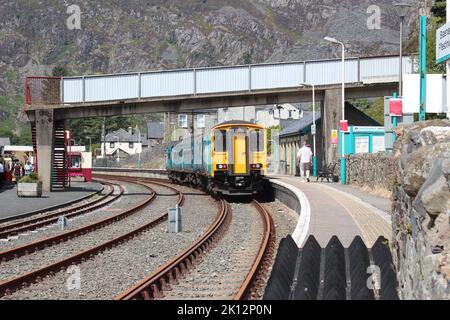 Il tratto ferroviario Ffestiniog e Welsh Highland si estende per 40 miglia attraverso lo Snowdonia National Park Foto Stock