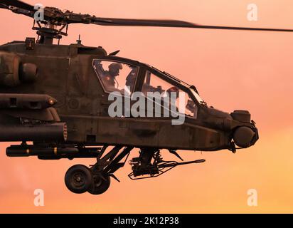 Boeing AH-64 Appache attacca l'elicottero in volo durante lo spettacolo aereo al tramonto di Sanicole. Belgio - 10 settembre 2022 Foto Stock