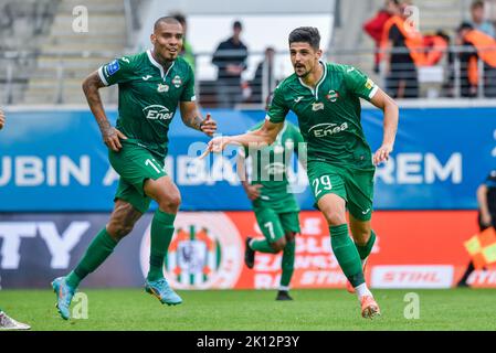 LUBIN, POLONIA - AUGUSTE 22, 2022: Partita di calcio polacco PKO Ekstraklasa tra KGHM Zaglebie Lubin vs Radomiak Radom. Maurides (L) e Raffaello Rossi Foto Stock