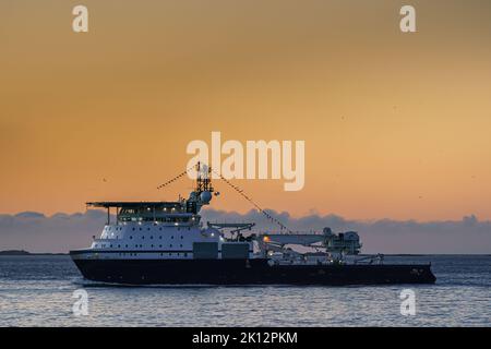 Offshore nuova nave Island Victory vela sul suo primo viaggio con le sue bandiere in cima Foto Stock