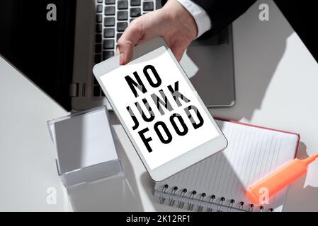 Testo della scrittura nessun cibo spazzatura. Concetto significato smettere di mangiare cose malsane andare su una dieta rinunciare a hamburger, patatine fritte Foto Stock