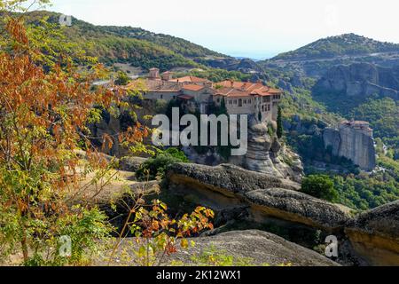 Vacanze: I meravigliosi '13 monasteri' e i loro dintorni mozzafiato a Meteora sulla terraferma della Grecia Foto Stock