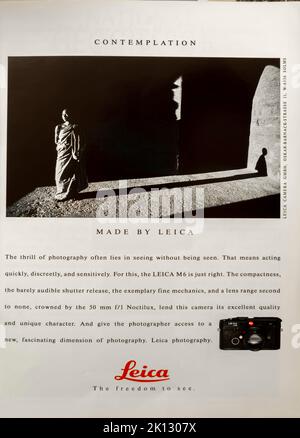 Leica M6 annunci pubblicitari inseriti in una rivista NatGeo 1994 Foto Stock