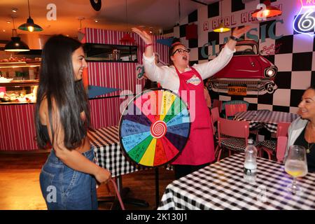 La ruota della sfortuna al Karen’s Diner di Prestwich, Manchester. Karen's non è per i deboli di cuore, ma è il posto perfetto per cenare se si disli Foto Stock