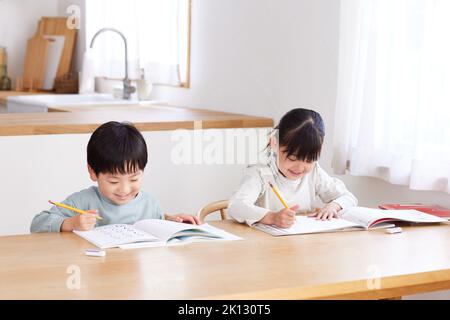 Bambini giapponese studiare Foto Stock