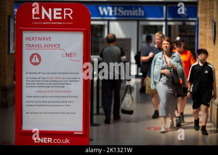 LNER Heatwave consigli di viaggio si trova alla stazione ferroviaria di York come persone nella città di York, North Yorkshire sopportare il giorno più caldo del record come il tempe Foto Stock